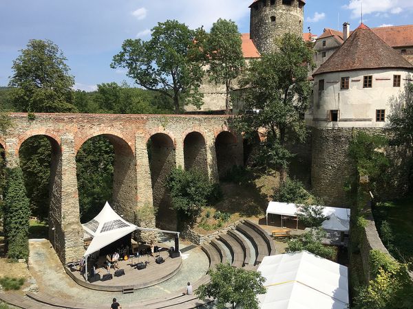 Arena im Burggraben der Burg Schlaining - Blues Festival 2017 Stadtschlaining Live Musik Blues Duo The Barrelhouse BluesMen